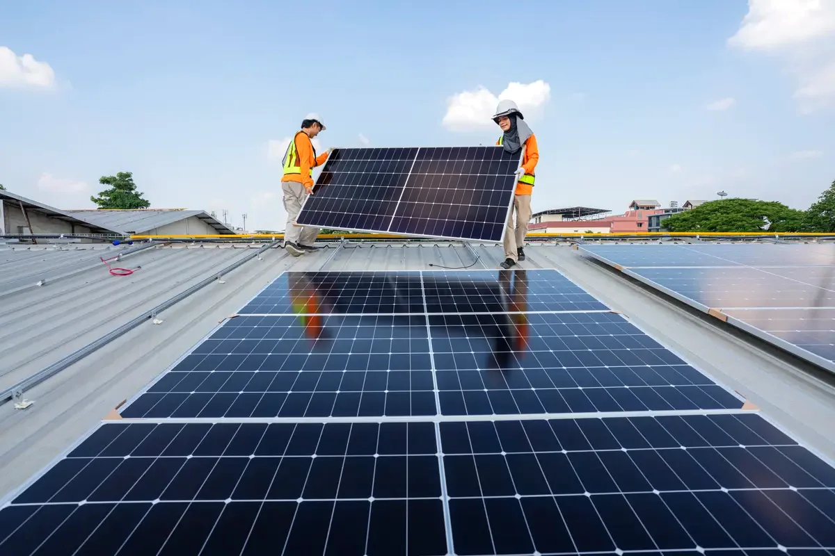 Instalación de placas solares sobre la cubierta de una nave industrial en Mataró