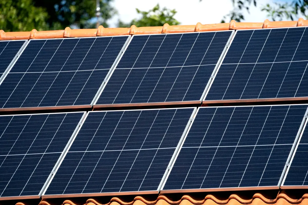 Paneles solares sobre teja en una vivienda de Mataró